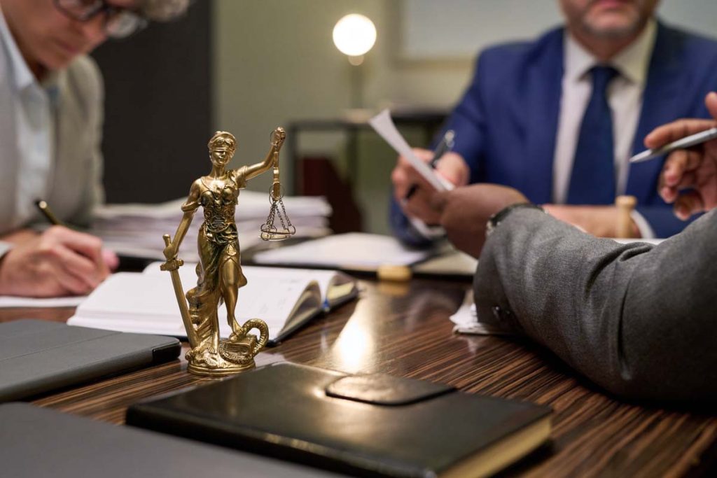 abogados profesionales conversando en un despacho