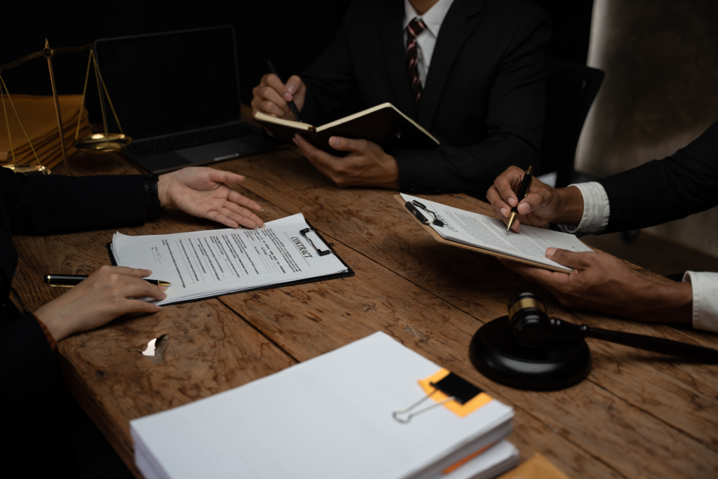 abogados tomando apuntes en el escritorio de un despacho