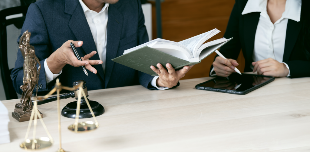 conversación de abogados en un despacho asesoría
