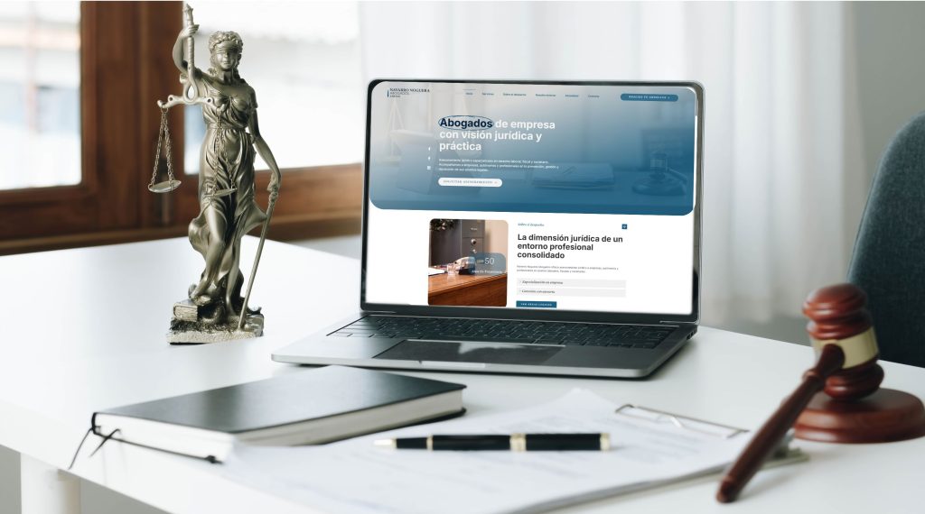 escritorio de un despacho de bogados con un portátil de la web de navarro noguera abogados