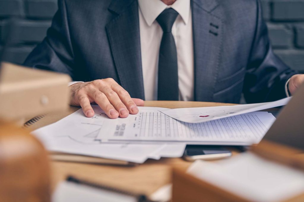 abogado analizando cambios en las leyes en documentos