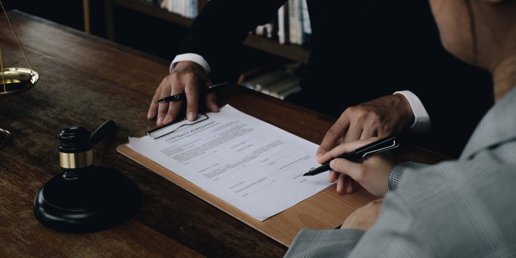 abogado explicando a cliente cambios en su contrato