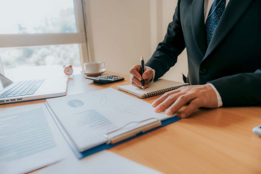 abogado escribiendo sobre un escritorio en un despacho de abogados