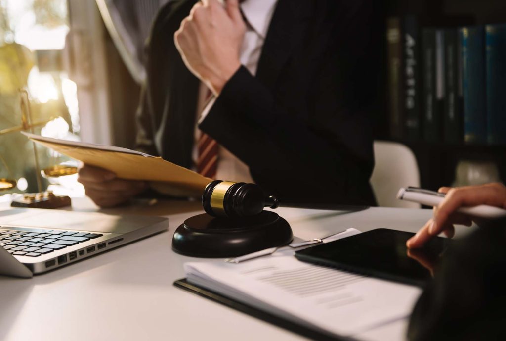 abogado revisando ficheros de clientes empresariales derecho laboral