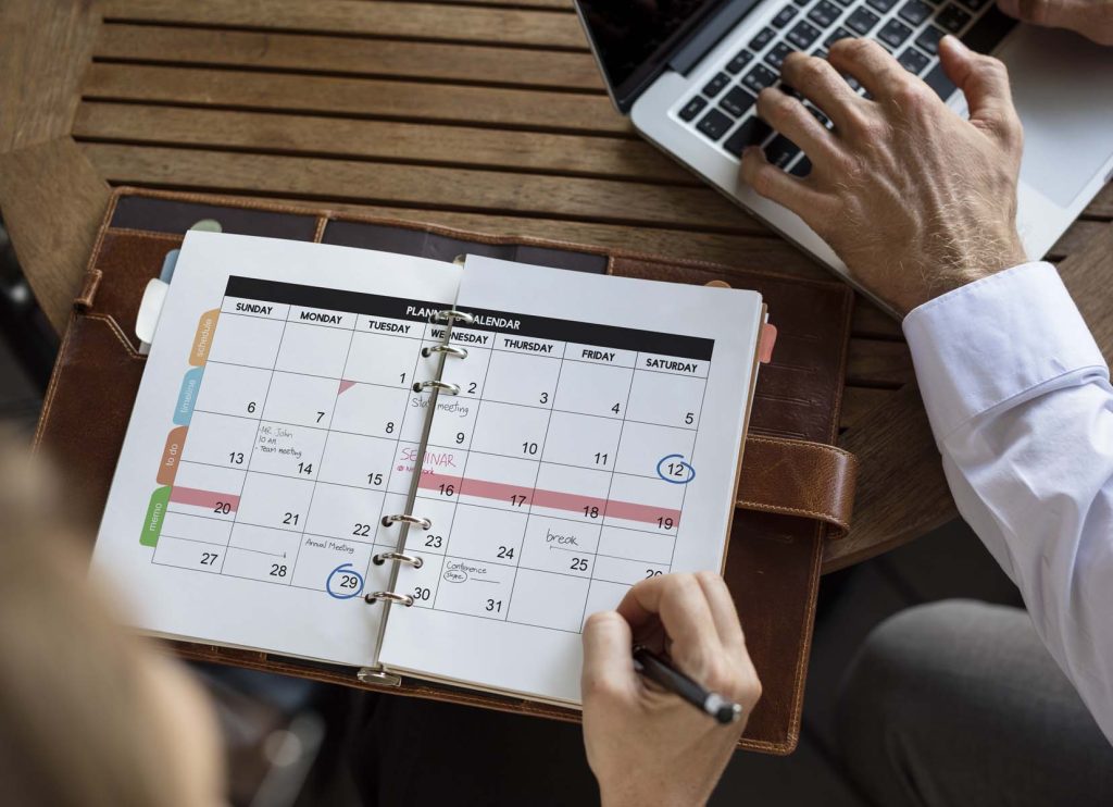 abogado analizando horario de un trabajador