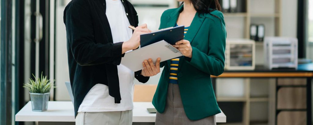 contratos de una clienta con un abogado laboral en su despacho